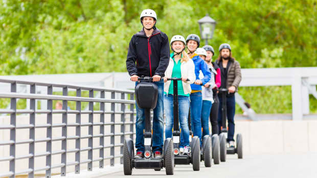 Gruppe macht eine Segway Tour