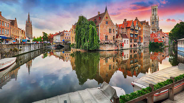 Blick auf Rozenhoedkaai in der Stadt Brügge in Belgien