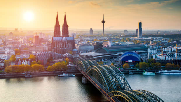 Der Kölner Dom und die Hohenzollernbrücke mit der Skyline von Köln in der Dämmerung