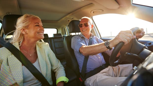 Älteres Ehepaar fährt Auto