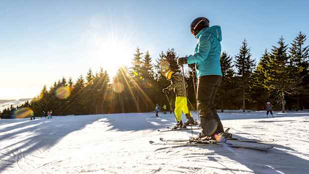 Skifahrer im Skigebiet Orlicke Hory in Tschechien