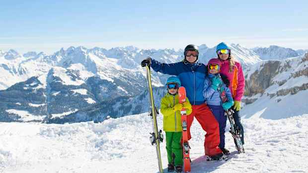 Eine Familie beim Skifahren in den Bergen