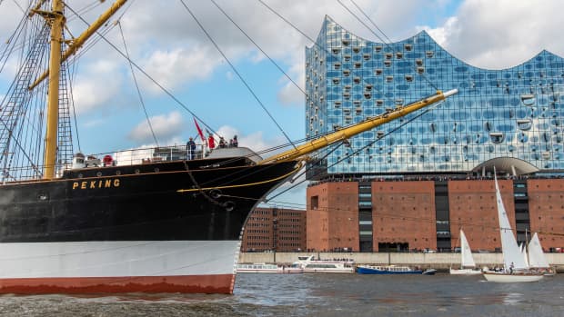 das Schiff "Peking" fährt an der hamburger Elbphilharmonie vorbei