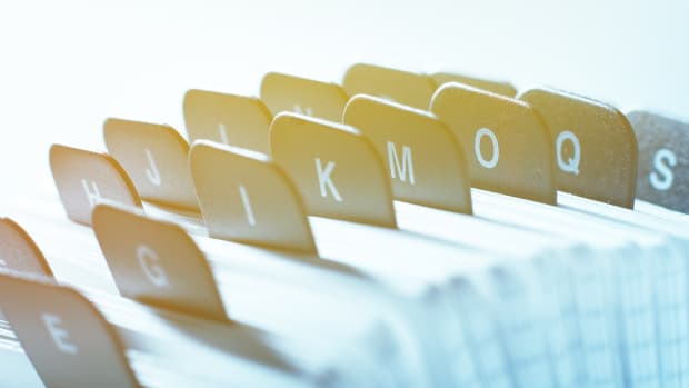 Alphabetisch geordneter Karteikartenkasten