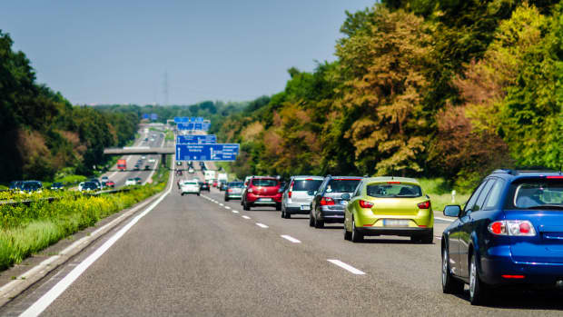 Autos stehen im Stau auf einer deutschen Autobahn