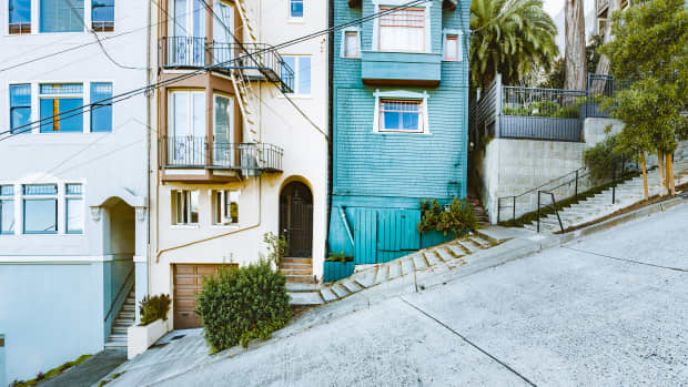 Schöner Blick auf die historischen Wohngebäude in der berühmten Filbert Street in San Francisco