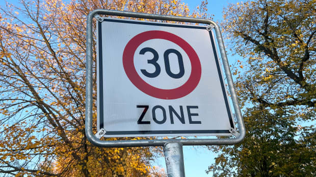 Zone Tempo 30 Schild in einer Strasse