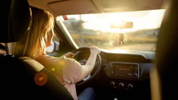 Jetzt Creative-Bilder suchen  Creative-Bilder Bilder Creative Editorial Videos Creative Editorial  Nach Bild oder Video suchen Frau fährt an einem Spätsommernachmittag mit ihrem Auto auf einer Straße