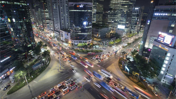 stark befahrene Strasse in einer asiatischen Metropole