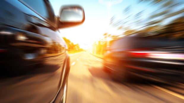 Zwei Autos beim Überholvorgang