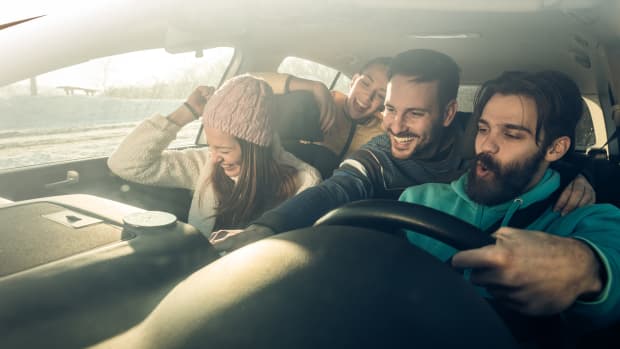 Junge Fahrer fahren zusammen im Auto