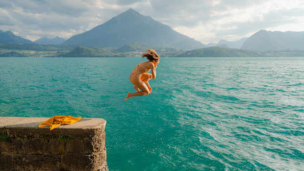 Eine Frau springt ins Meer