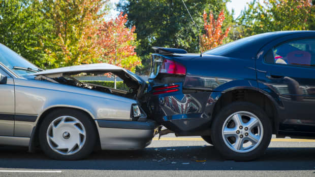 ein Auffahrunfall von zwei Autos