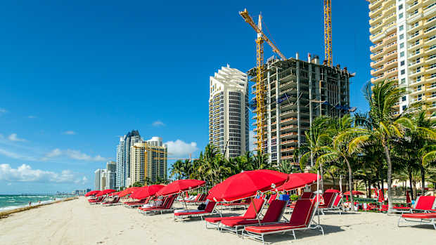 Bauarbeiten an einem Hotel am Strand von Miami