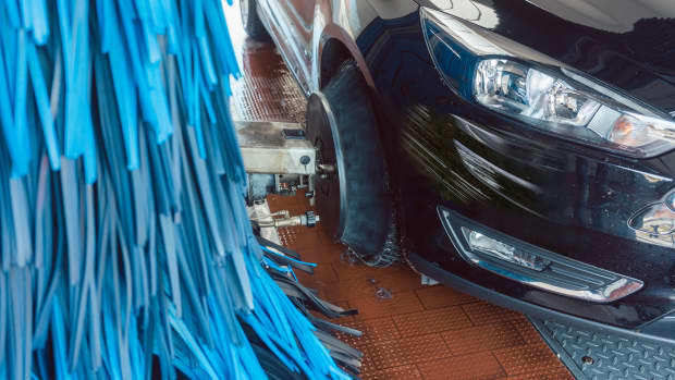 Auto kommt mit Kratzern aus der Waschstraße raus