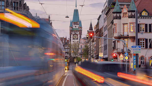 Ein Auto fährt über eine rote Ampel