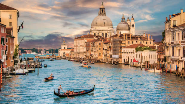 Eine Gondel fährt auf dem Canale Grande in Venedig