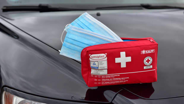 Ein kleines Auto-Verbands-Set mit Corona-Masken für die Erste-Hilfe Versorgung