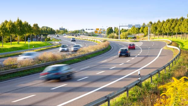 Autos fahren auf einer Autobahn