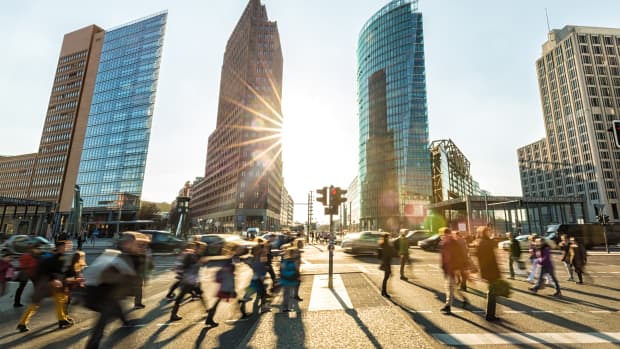 Fußgänger auf dem Potsdamer Platz in Berlin im Gegenlicht