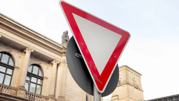 Ein Verkehrsschild auf einer Straße