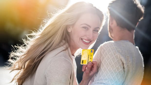 Frau hält ADAC Clubkarte in der Hand