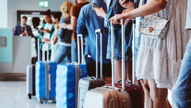 Fluggäste stehen bereit zum boarding