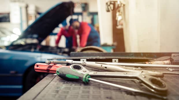 Mechaniker arbeiten in einer KFZ-Werkstatt
