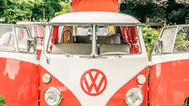 1950er Volkswagen Transporter T1 Wohnmobil mit offenen Türen in einem Park geparkt
