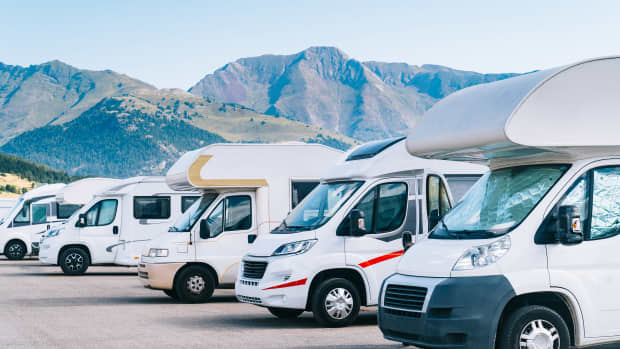 Wohnmobile in einer Reihe geparkt