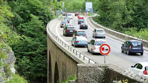 Aufnahme des schmalen und steilen Albaufstieg auf der Autobahn A8 München Stuttgart