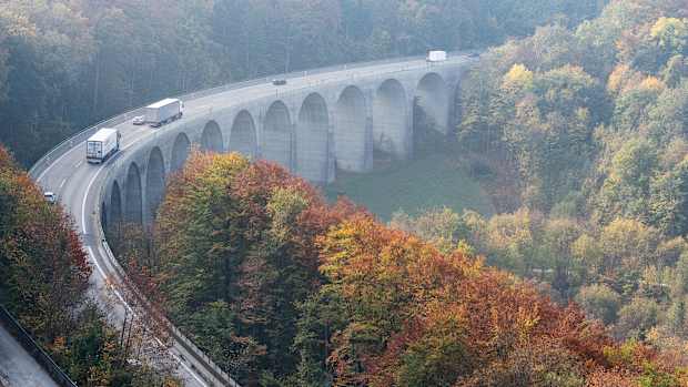 Luftaufnahme des Albauftiegs auf der A8 im Herbst