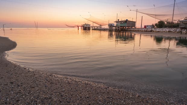 Panoramablick auf Fischerhütten bei Sonnenaufgang bei Ravenna