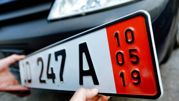 Ausfuhrkennzeichen wird montiert