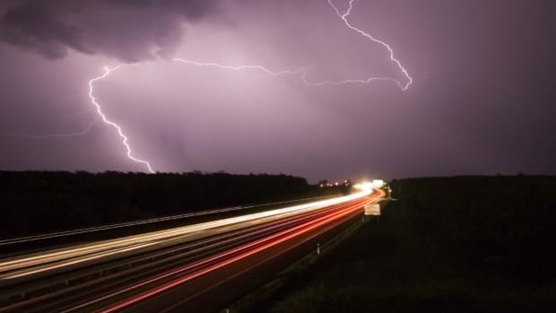 Gewitter Blitz und Donner über der Autobahn