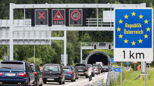 Stau im Urlaubsverkehr auf der Autobahn A 7 am Grenztunnel in Richtung Österreich in hoehe Fuessen