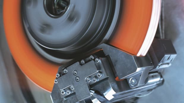 Nahaufnahme einer glühenden Bremsscheibe