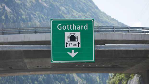 Aufnahme des Schildes des Gotthardtunnels in der Schweiz