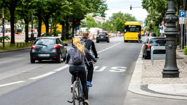 Radfahrer auf der Busspur in Berlin
