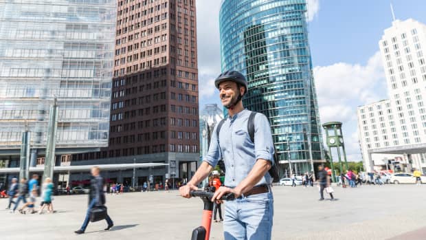 Mann mit E-Scooter am Potsdamer Platz