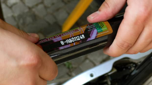 Gravur einer Codierung an einem Fahrrad