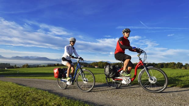 Pärchen macht eine Radtour durch sonnige Landschaft