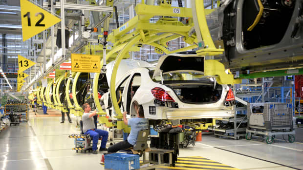 Arbeiter fertigen im Werk Autos