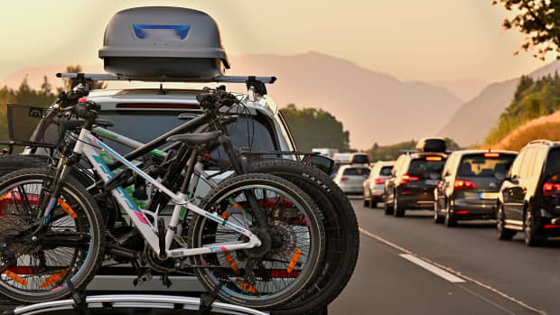Die Reisewelle rollt am frühen Morgen auf der Autobahn A8 München Salzburg in Richtung Landesgrenze