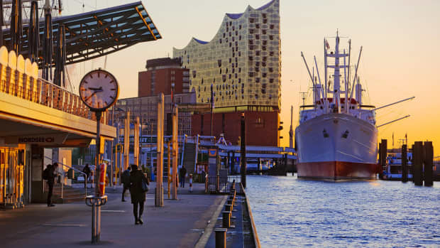 Die Elbphilharmonie mit der Norderelbe und Museumsschiff bei Sonnenaufgang in Hamburg St. Pauli