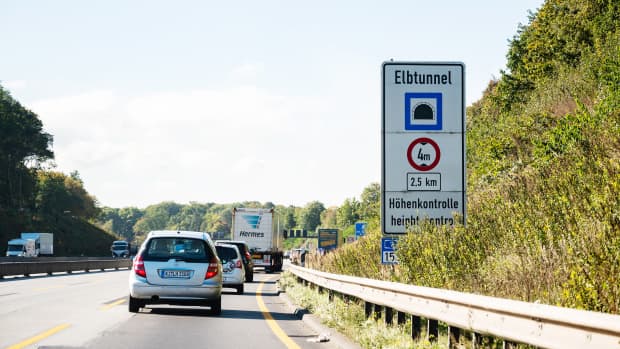 Eine Höhenkontrolle vor dem Elbtunnel