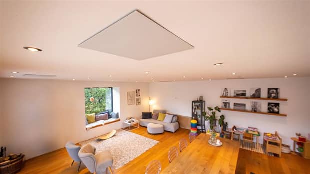 Eine Infrarotheizung an einer Decke in einem Wohnhaus