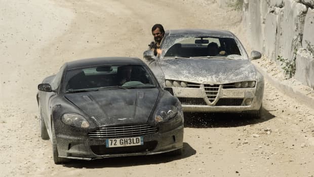 Verfolgungsszene mit zwei Autos aus einem James Bond Film