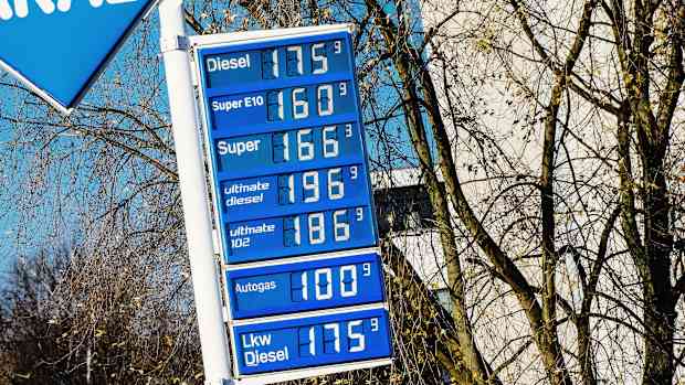 Ein Preisschild einer Tankstelle mit aktuellen Spritpreisen