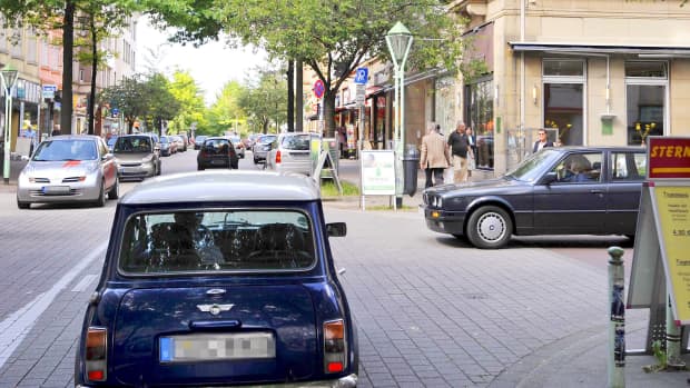 Eine Straße während des Feierabendverkehrs, Rechts vor links Situation an einer Kreuzung Strassenverkehr in Essen